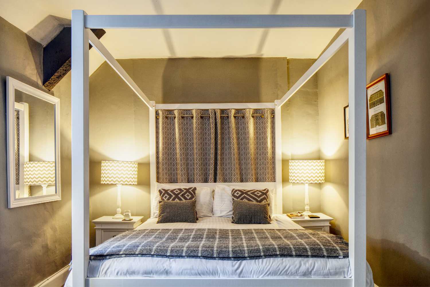 Highway Inn Bedroom