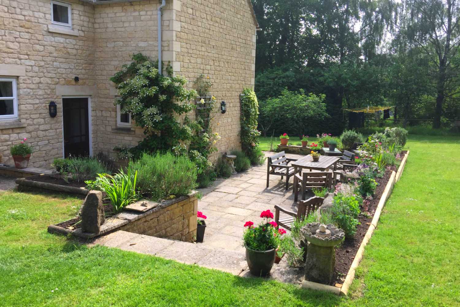 Whiteshoots Cottage B&B, Bourton on the Water - View of the patio